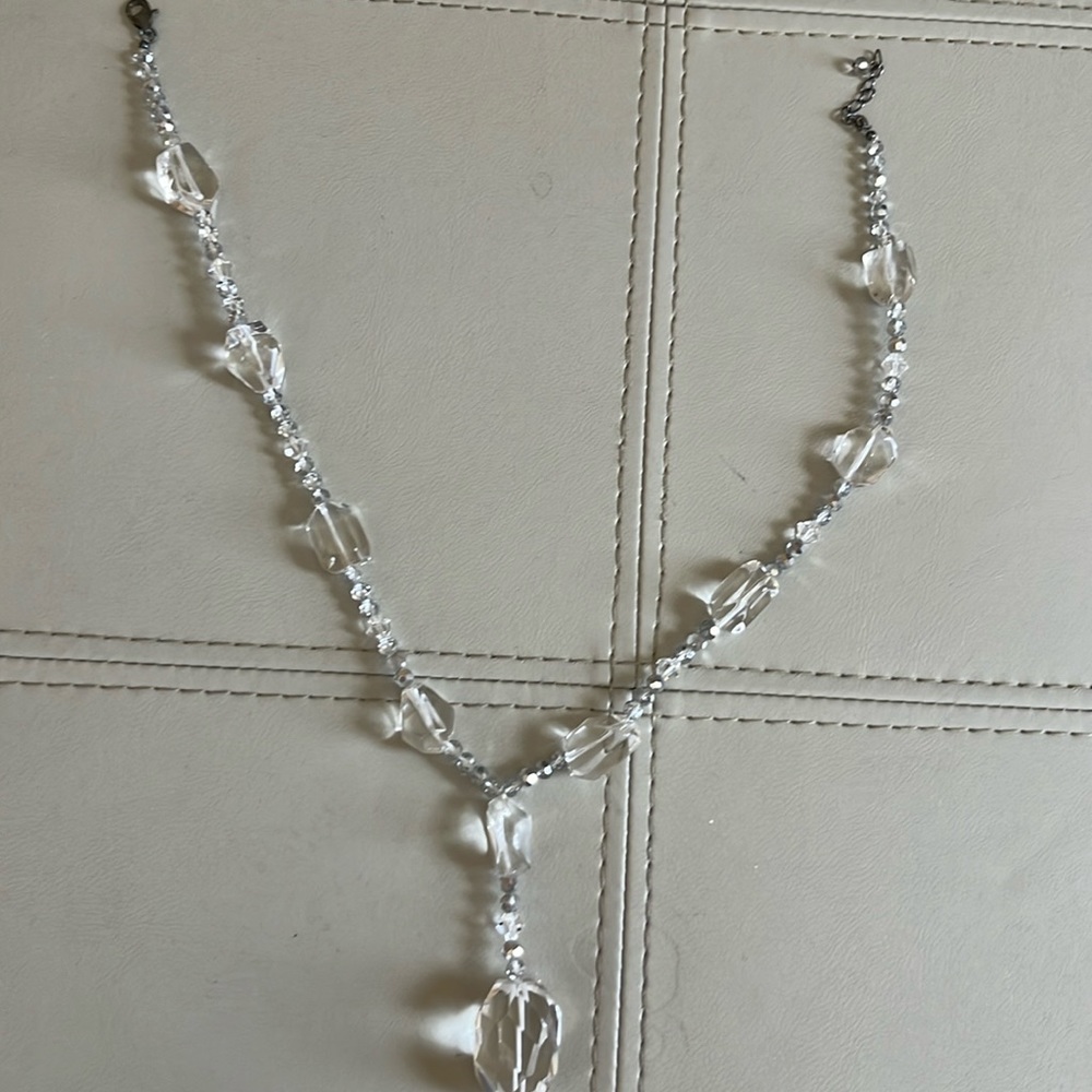 Very pretty necklace. Clear gems 💎